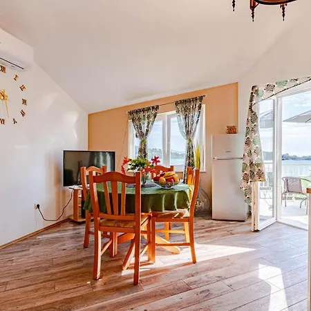 Apartment 2 Bedroom Cozy In *