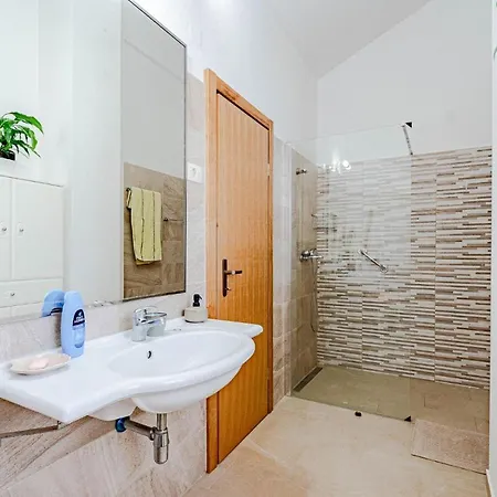 2 Bedroom Cozy In Apartment *